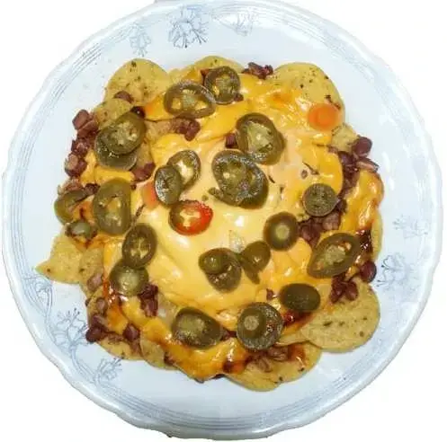 Nachos o totopos con queso, frijoles y chiles